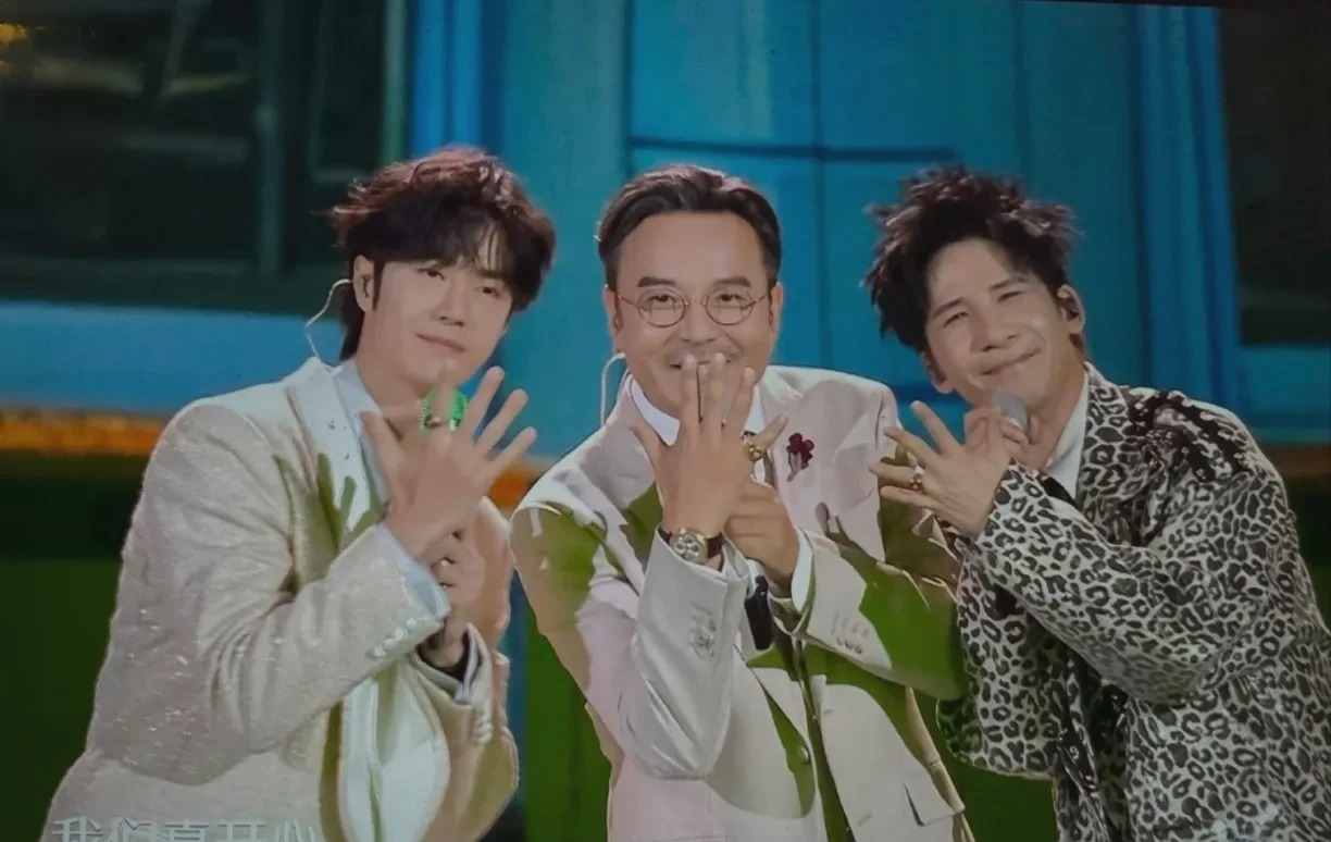 发现没有  天天兄弟戒指如今只有这三人终身拥有了,王一博和大张伟最