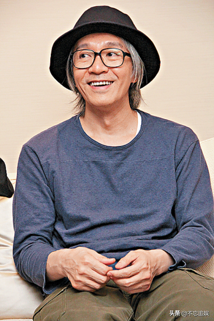 秘密拍摄了15天的电影《女足》最新路透曝光了,周星驰顶着一头白发