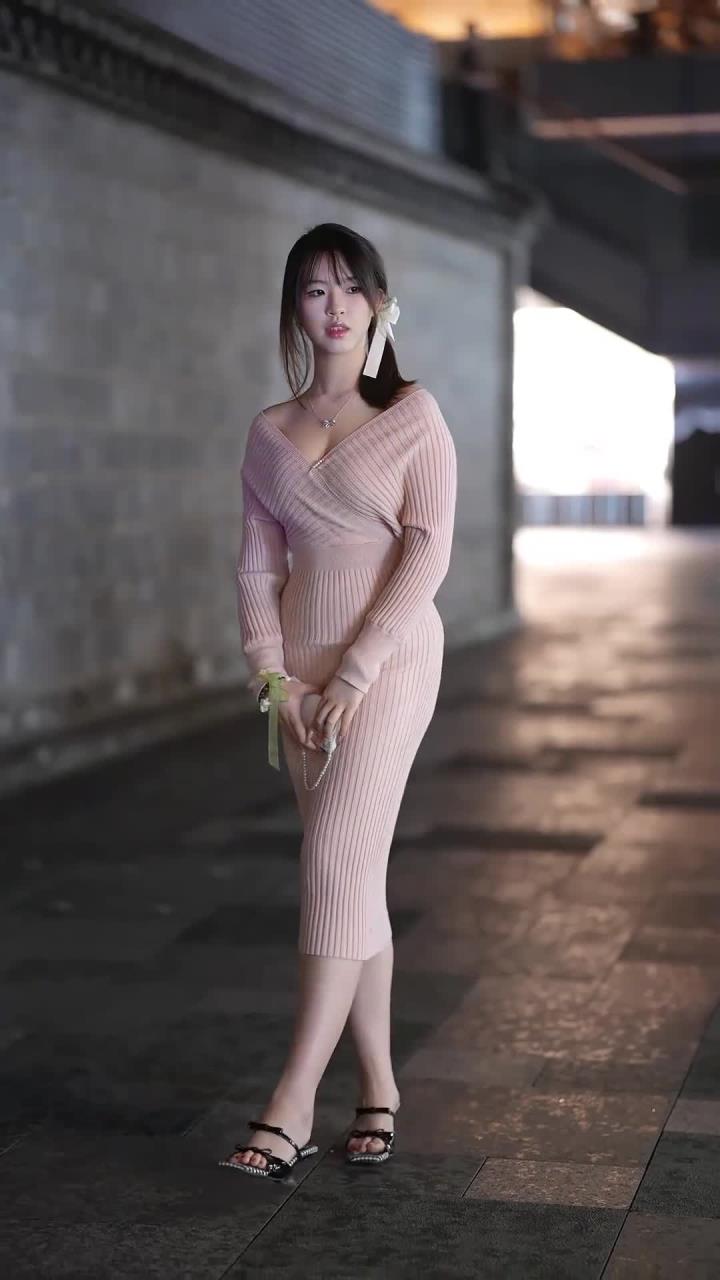 20岁的清纯女孩,一身长裙超漂亮,看一眼不过瘾