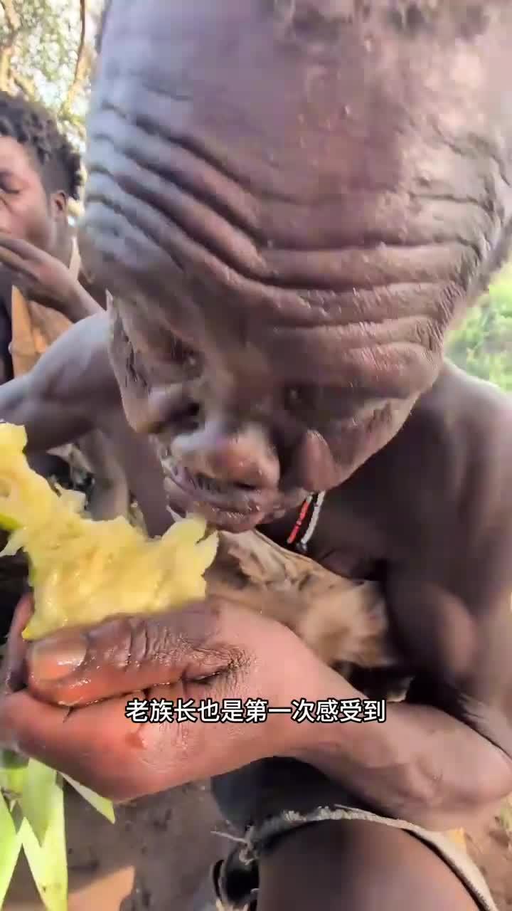 非洲土著人吃菠萝
