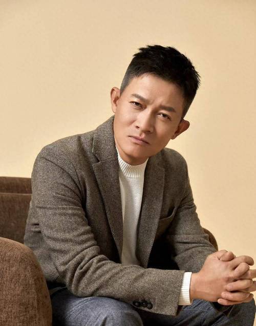 杨志刚主演过很多其执导的电视剧,比如《铁梨花》《火蓝刀锋》