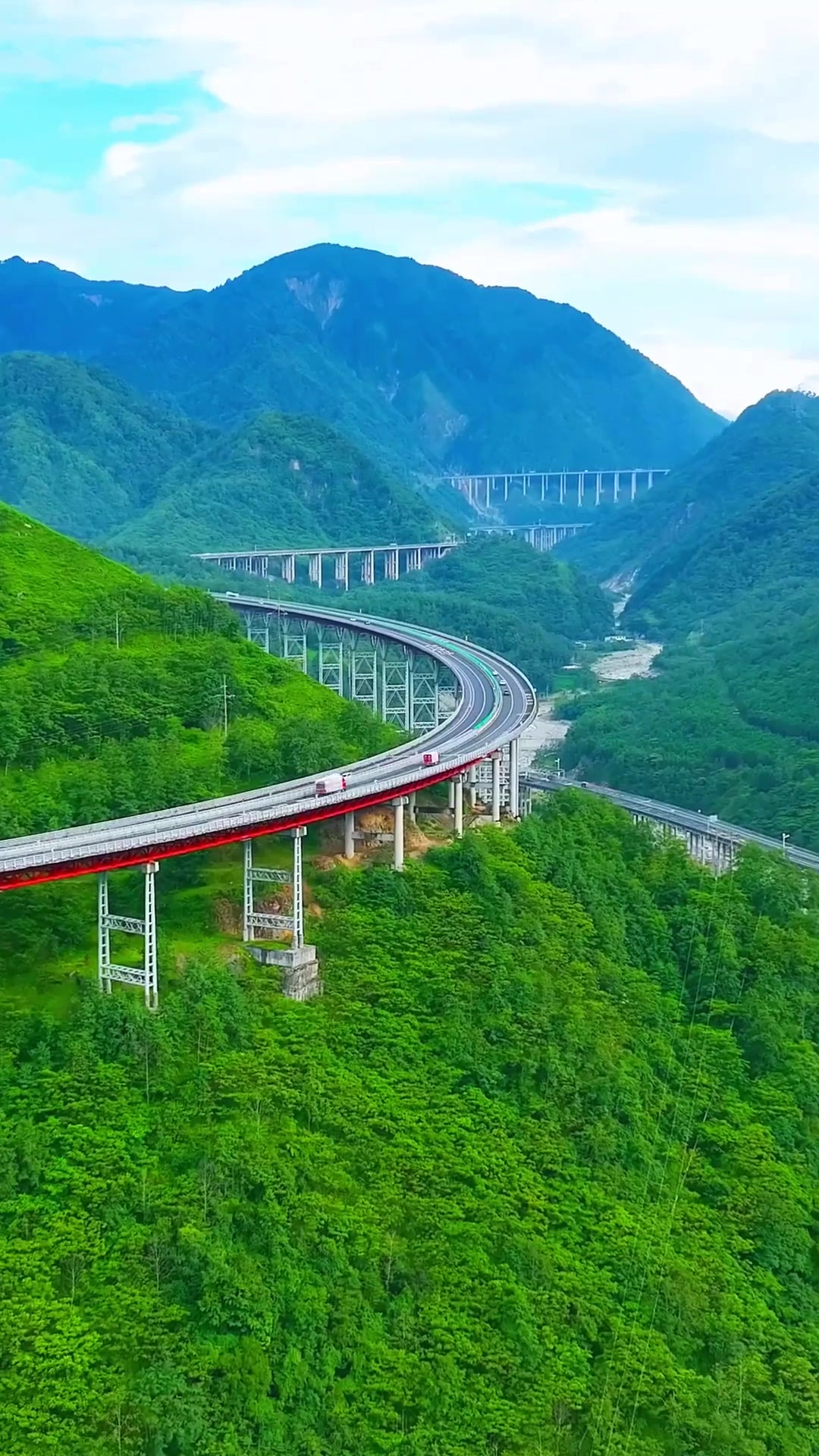 端午旅游,超级工程,雅西高速双螺旋公路,云端上的高速公路旅游