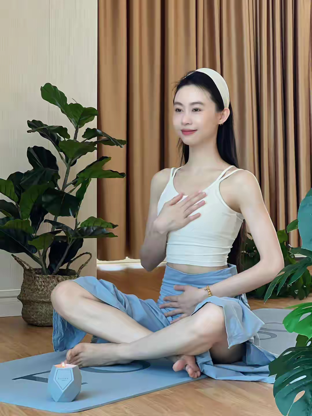 她的身影在瑜伽垫上翩翩起舞,宛如一幅动人的画卷,缓缓展开在人们的