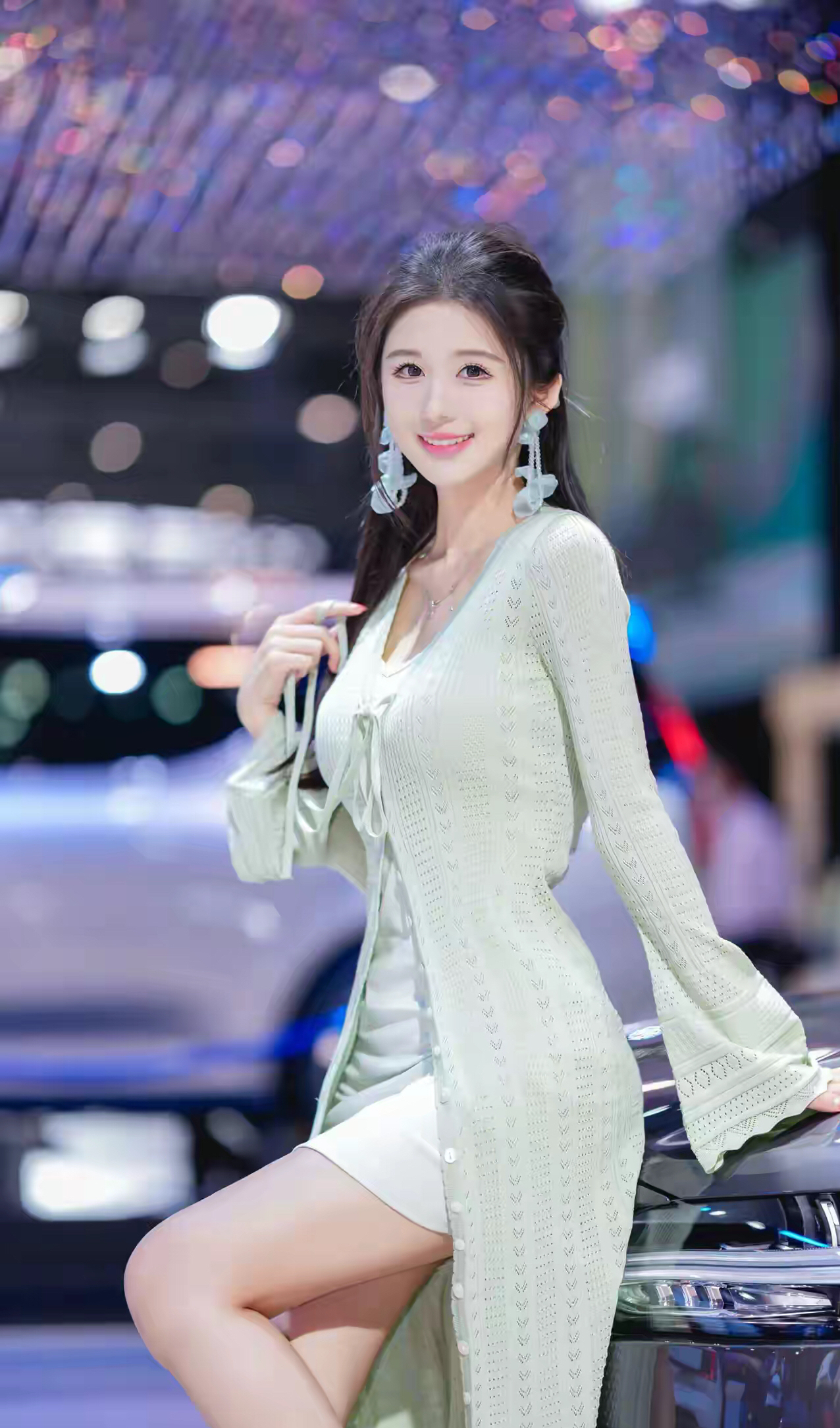 她的眉毛如新月般弯弯衬托出她那高