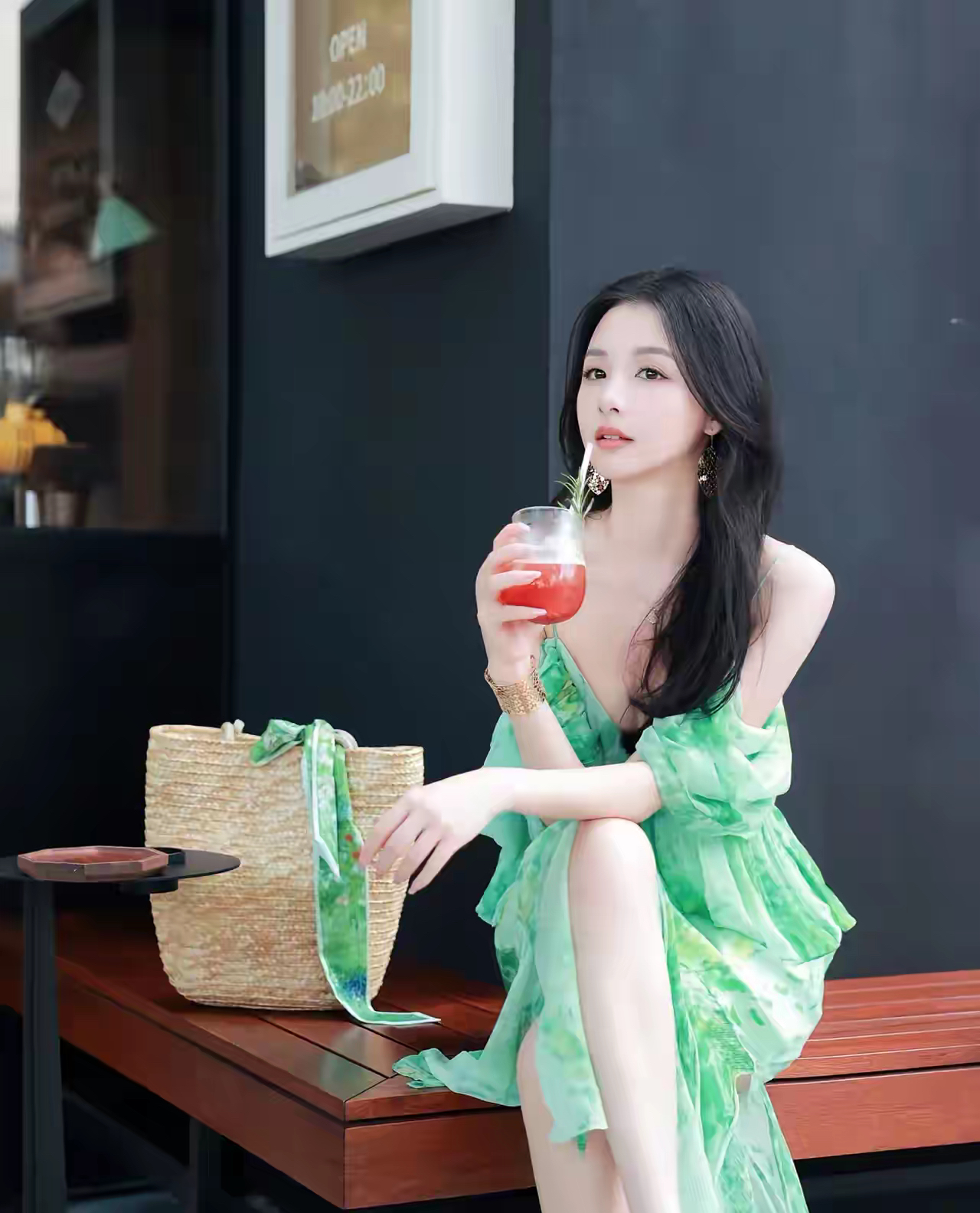 一张精致的瓜子脸,线条柔和,肤若凝脂,恰似羊脂美玉,透着淡淡的粉色