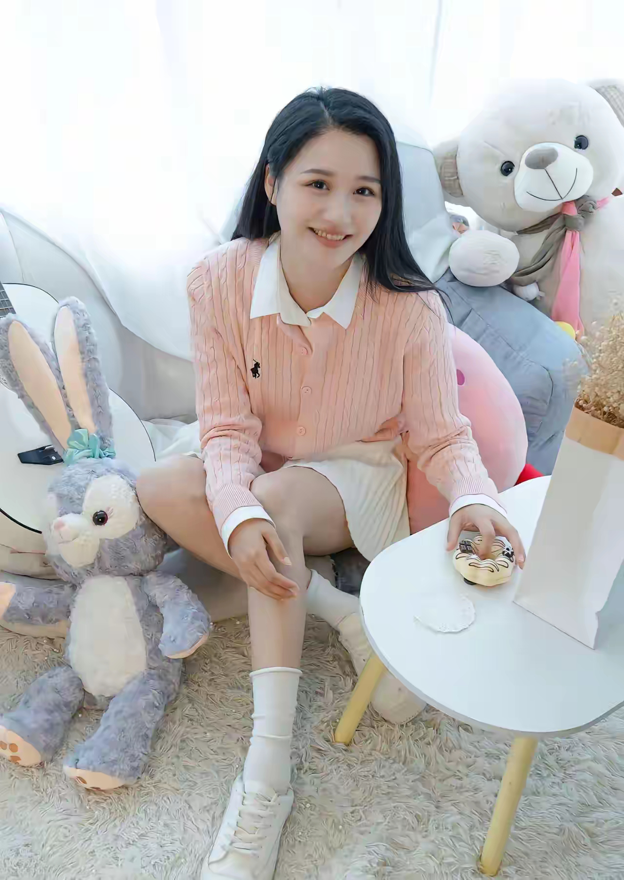 她的身姿挺拔无论是站立还是行走都流露出一种难以言喻的优雅与从容