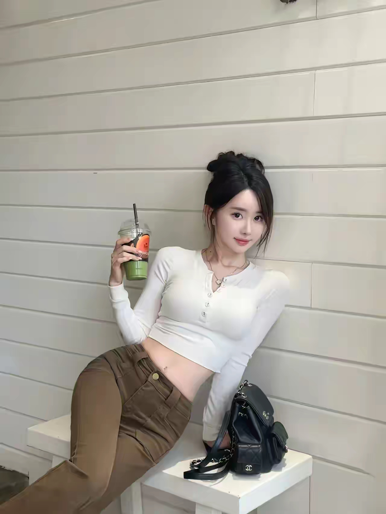 肩背平直如同初夏清晨最挺拔的竹既展现了力量之美又