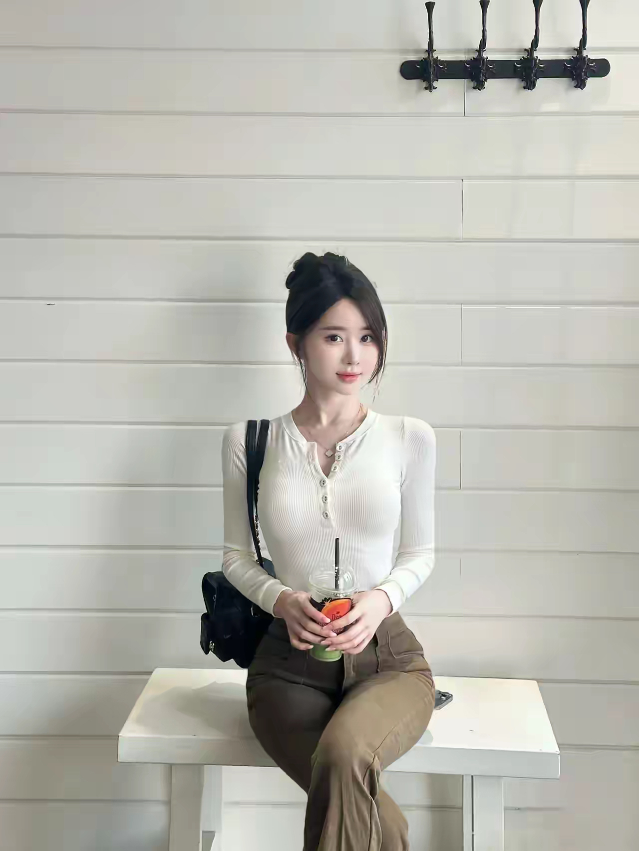 肩背平直如同初夏清晨最挺拔的竹既展现了力量之美又