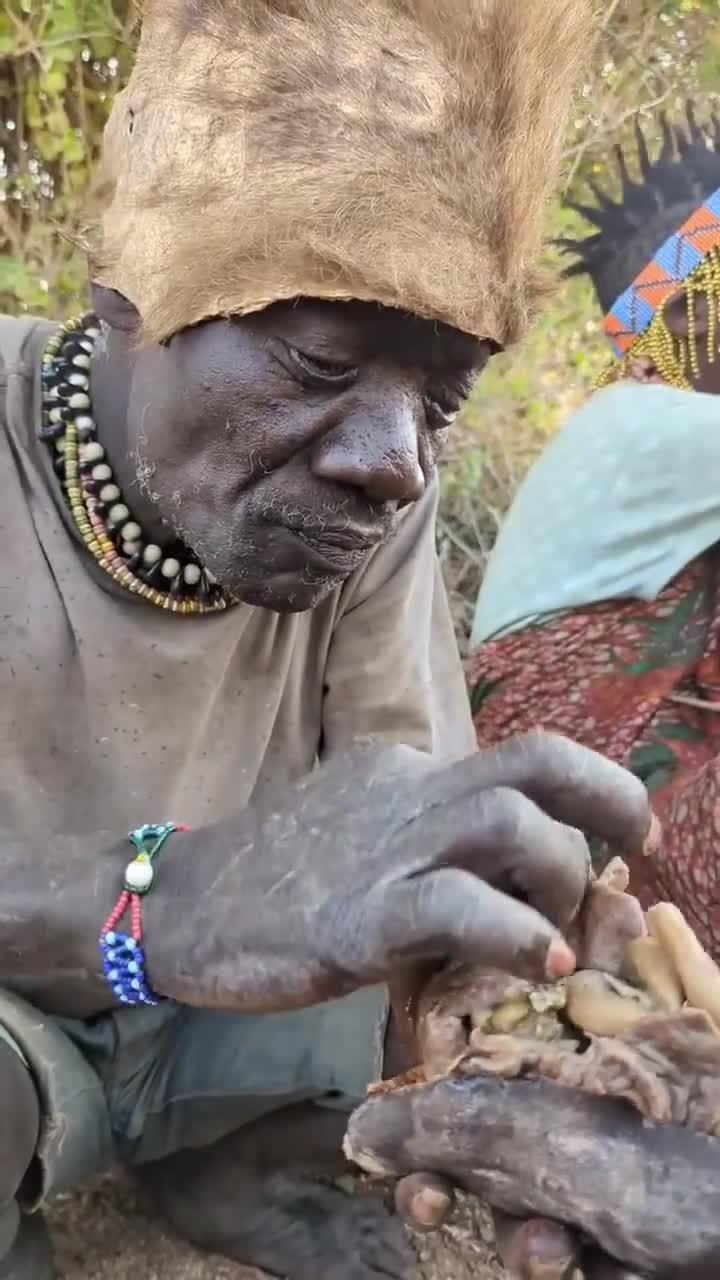 非洲原始部落酋长享用难得美味