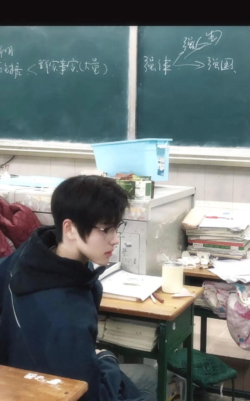 还记得上高中时,暗恋班上一位男同学,每天上课盯着他的后脑勺,就莫名