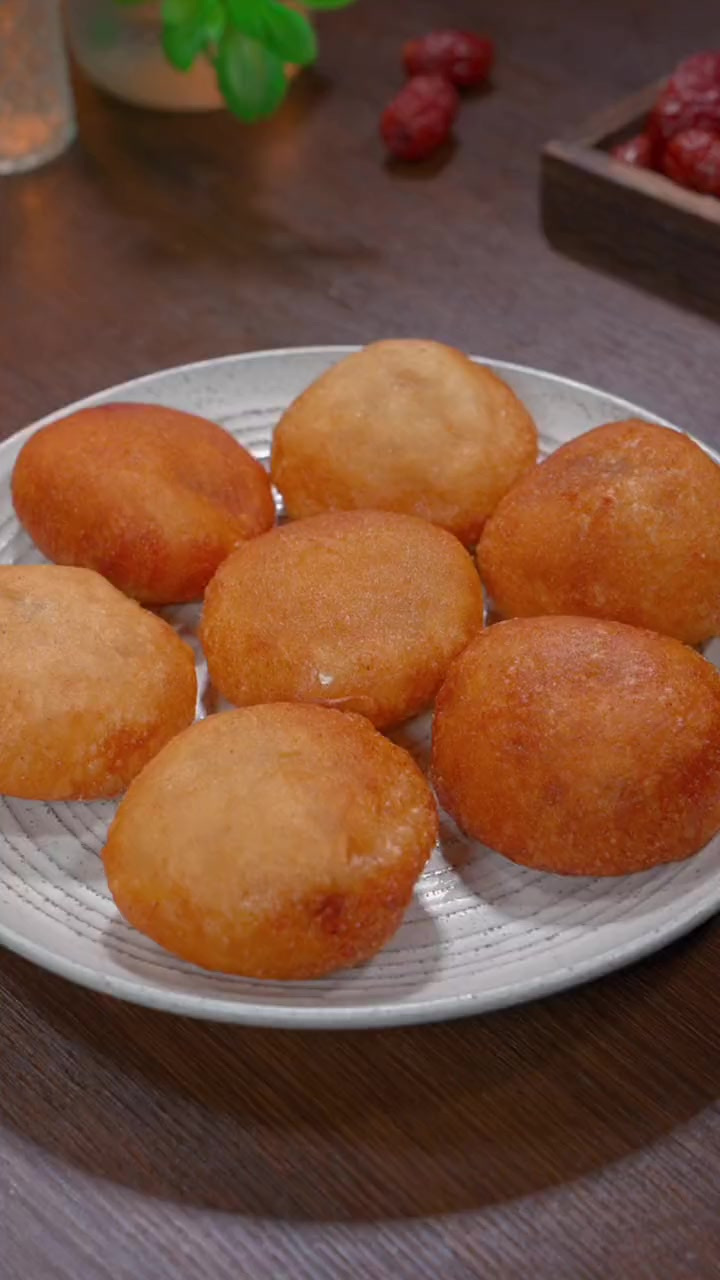东北油炸糕,外皮酥酥脆脆,里面是豆沙,甜甜糯糯的