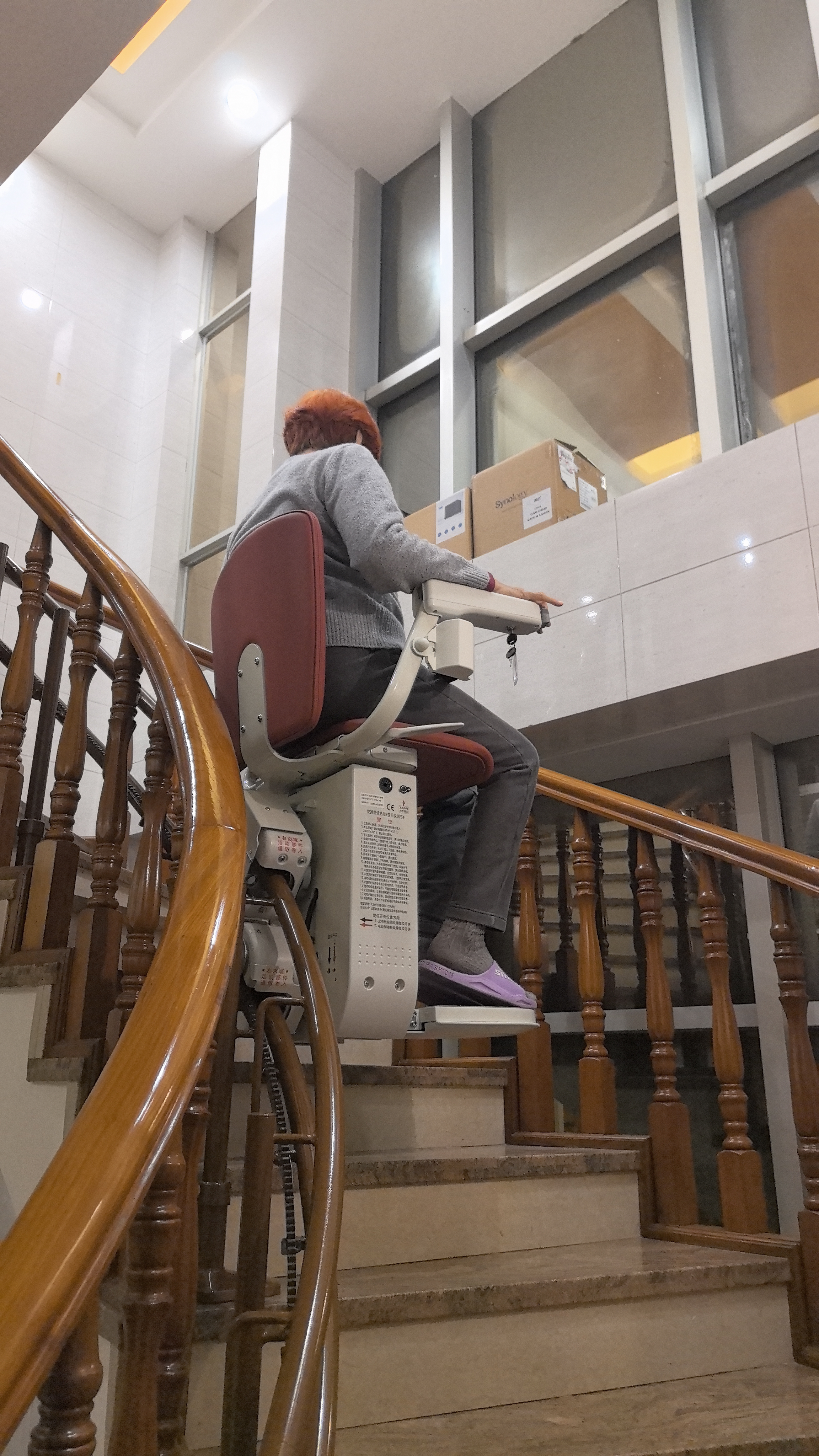 上次带外婆试别家座椅电梯,她在三楼中途下来取老花镜,转身就慢悠悠