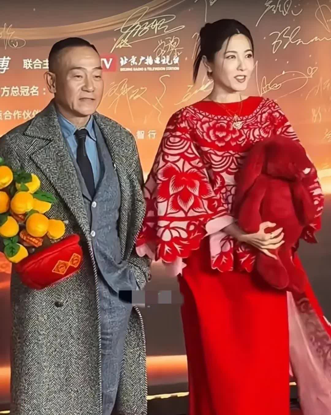 岁月不饶人啊,曾经风华绝代的美人,也老 曾黎一家四口照片曾黎父母得