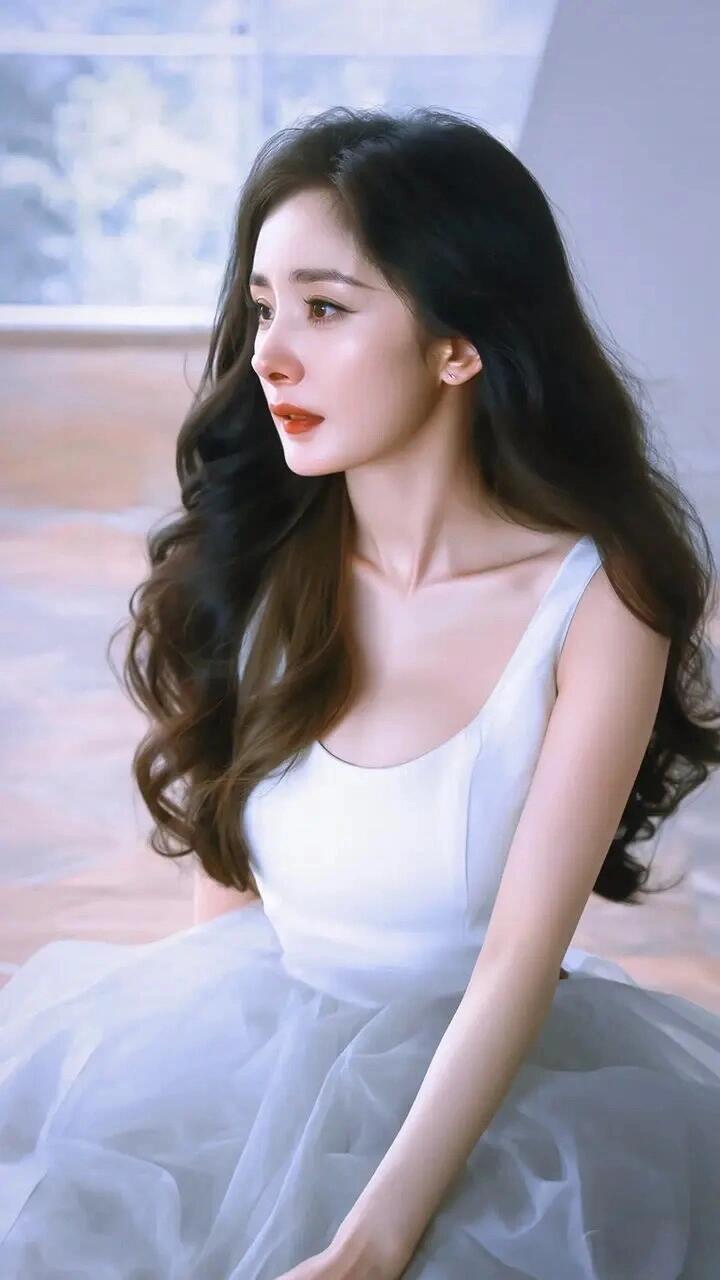 杨幂好温柔啊,仙气飘飘的,小翘鼻太美啦!