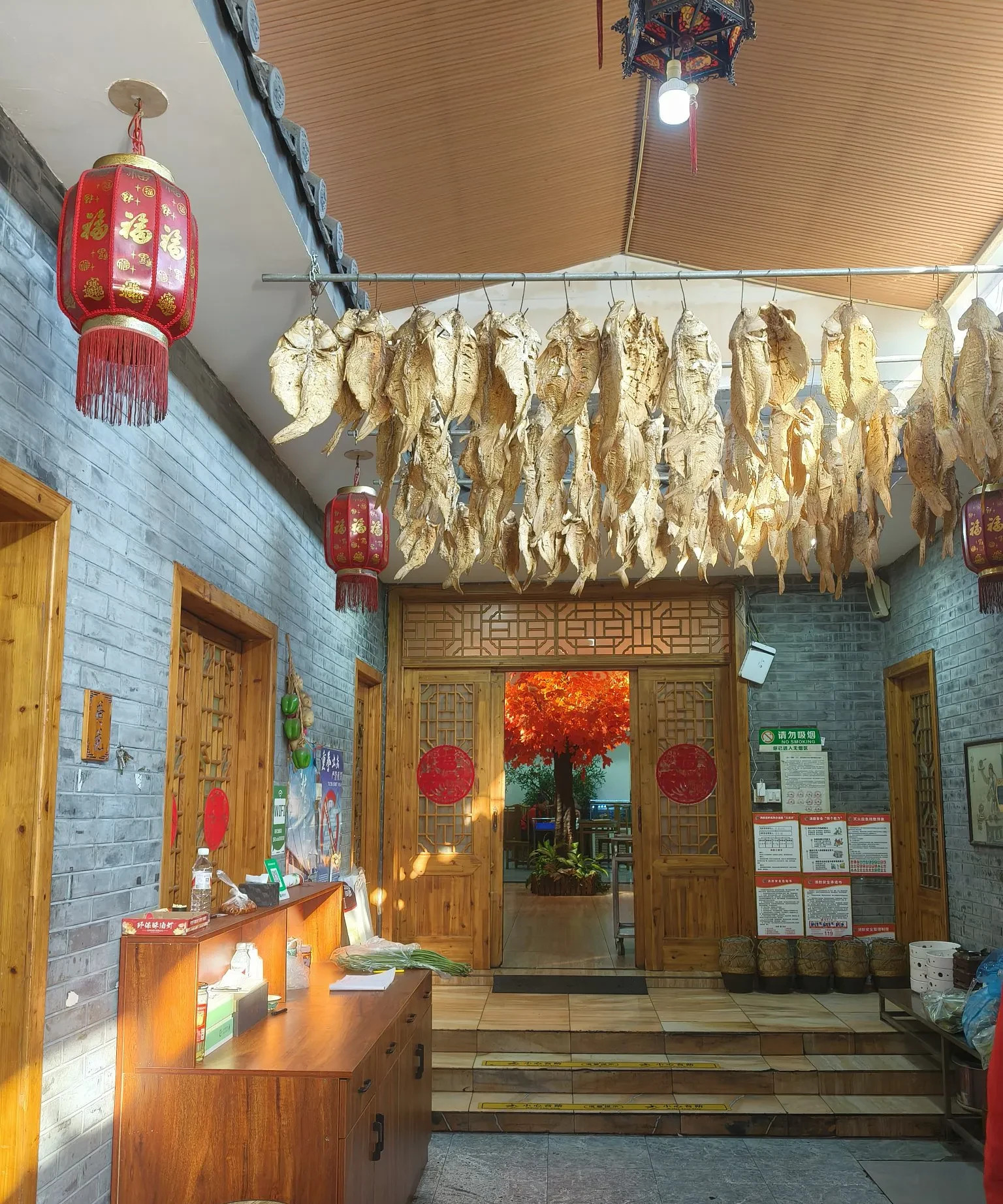 这是一个农家院改造的饭店