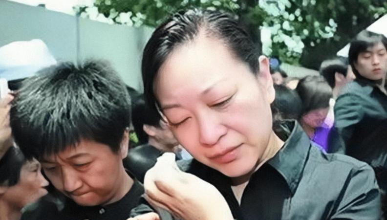 昨天下午老婆参加同事老公的葬礼回来,眼睛红红的,一声