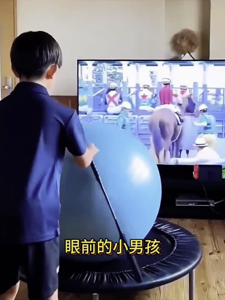 小男孩模仿骑马,他的动作是有模有样的