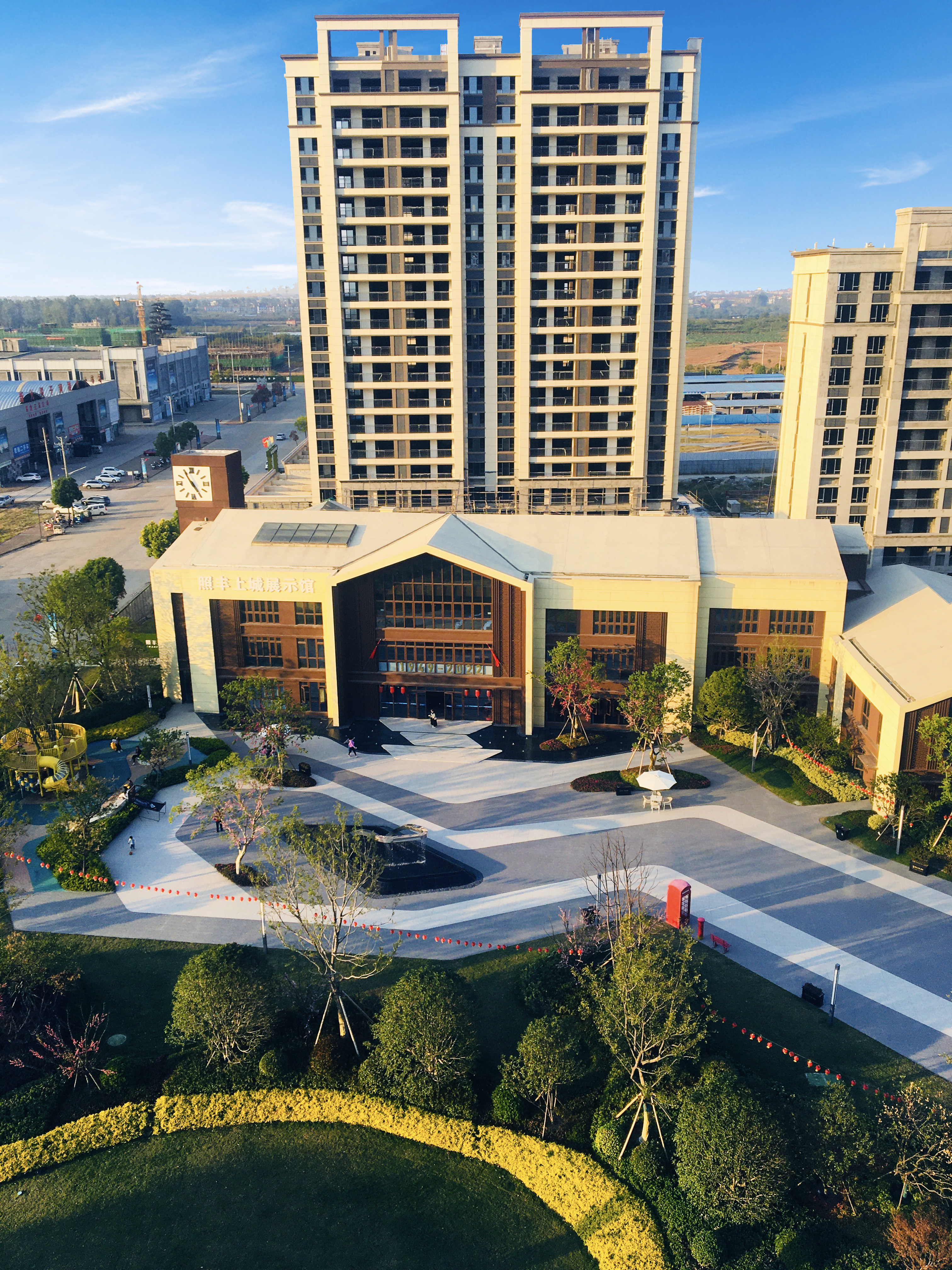 凌晨五点,张姐在厨房切菜时,总能听见对门夫妻因为