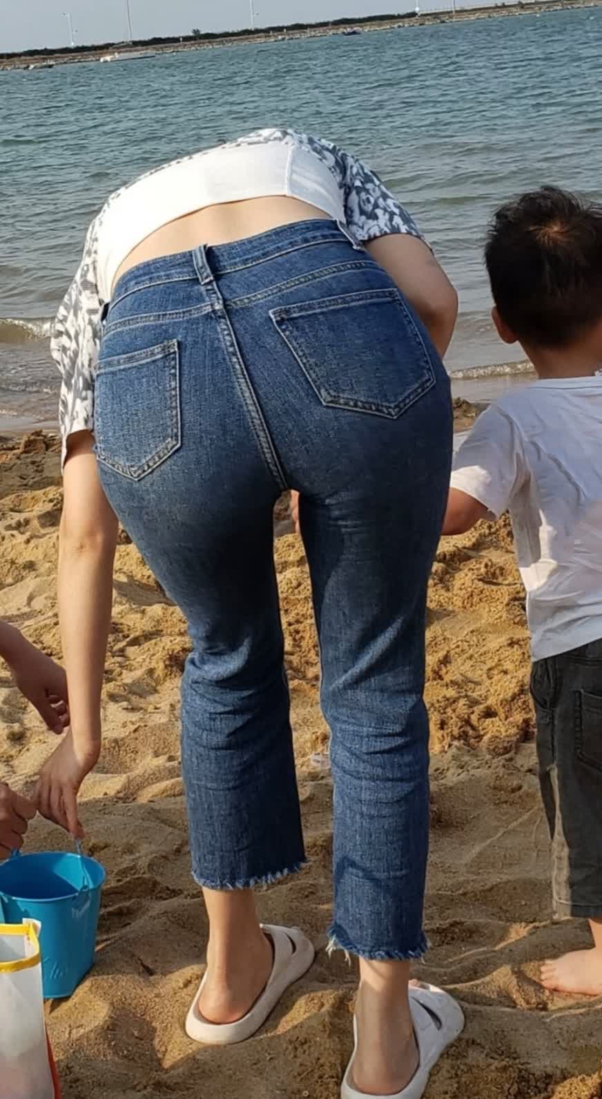 街拍 辣妈带孩子弯腰街拍亲子乐园宝妈的脚街拍辣妈带孩子弯腰辣妈露