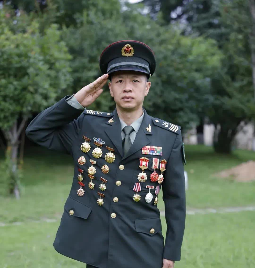 陆军三级军长李建军军人六级军士长现役军官一级军士长军人穿上军衔