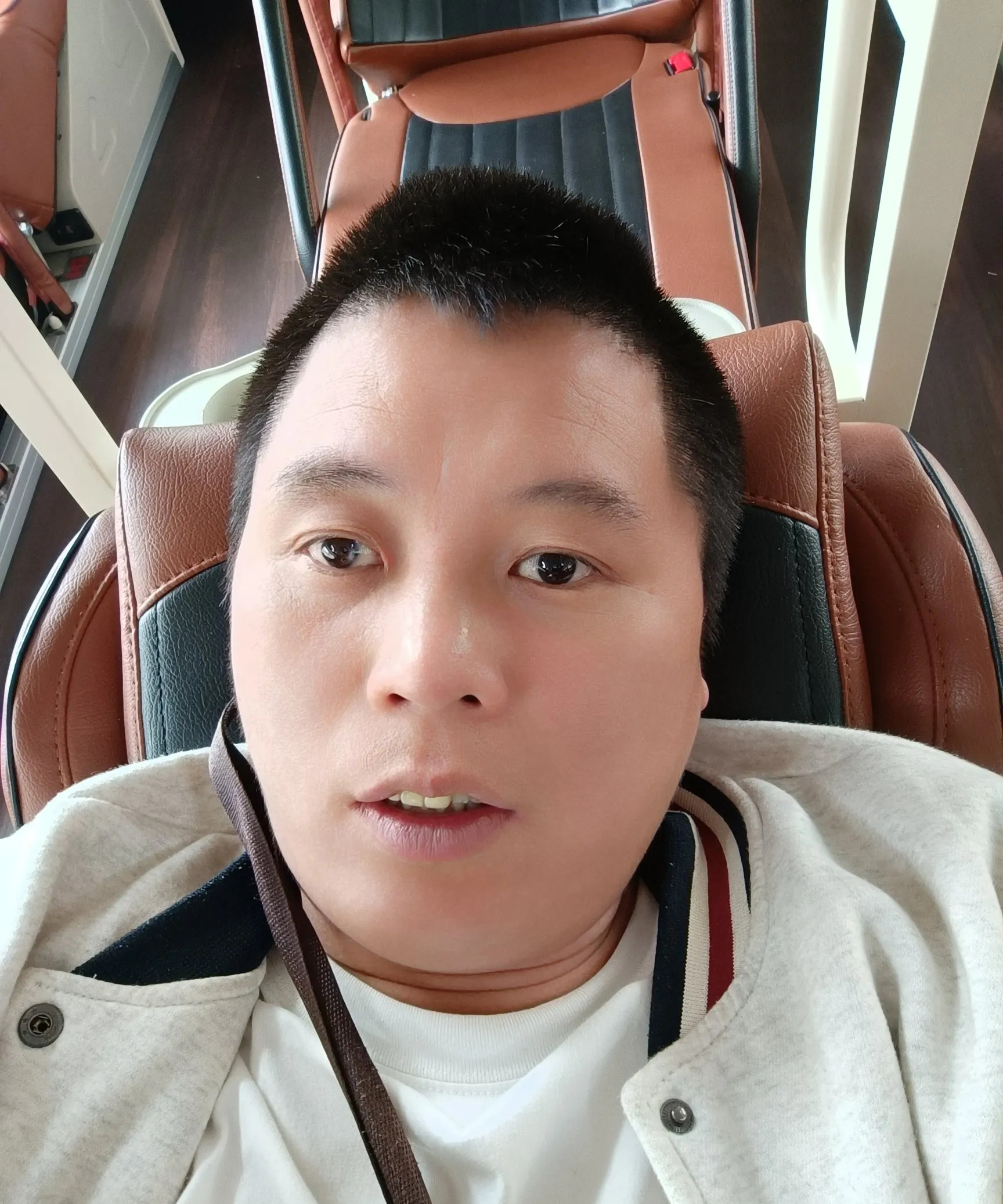 在越南不管去哪里都有这样的卧铺大巴车这种车现在在越南人头像男人