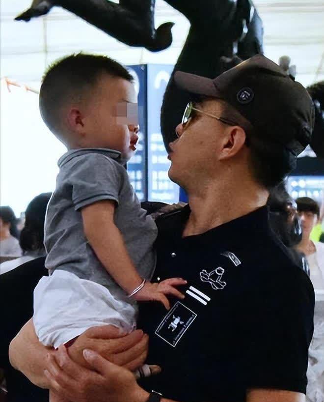 同是王新军儿子,前妻生的和后妻生的一对比,差距太