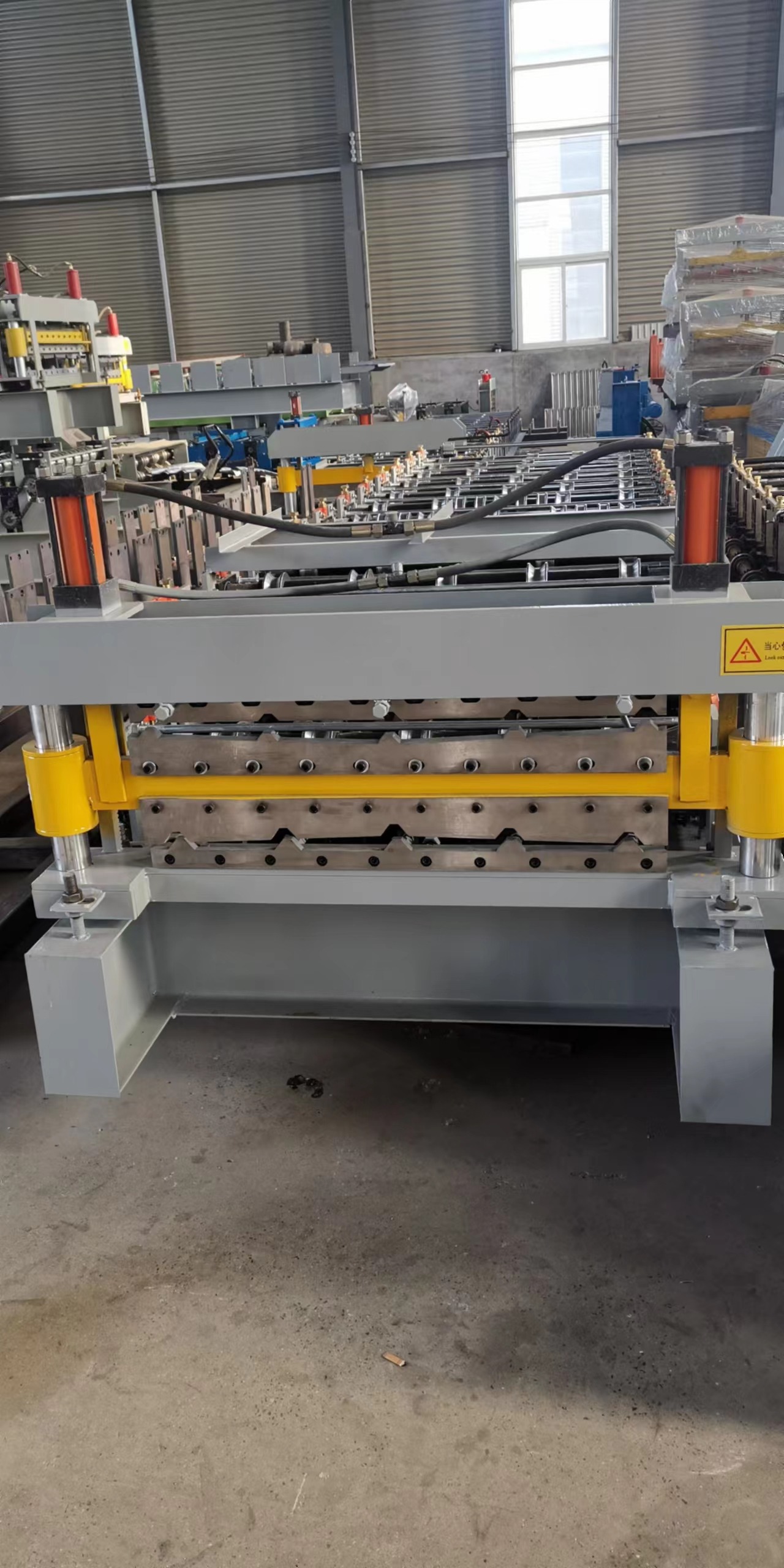 现在做仿树脂琉璃瓦,一台机器就能搞定全流程!