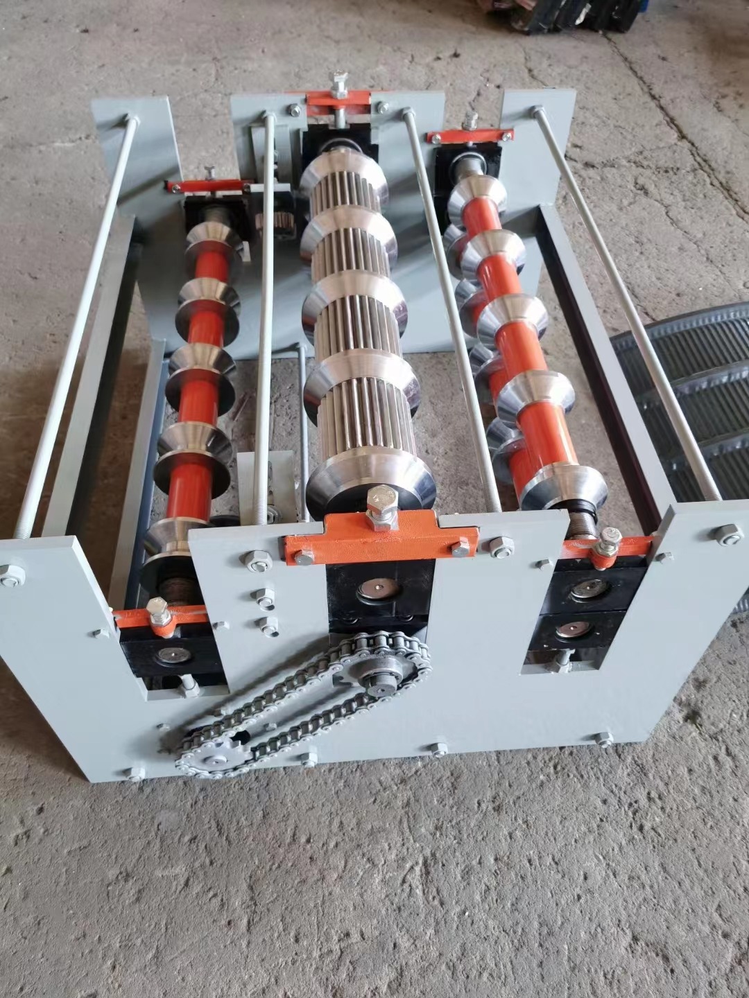 这台双层压瓦机简直太神奇了,它能在同一时间压制出上下两层的彩钢