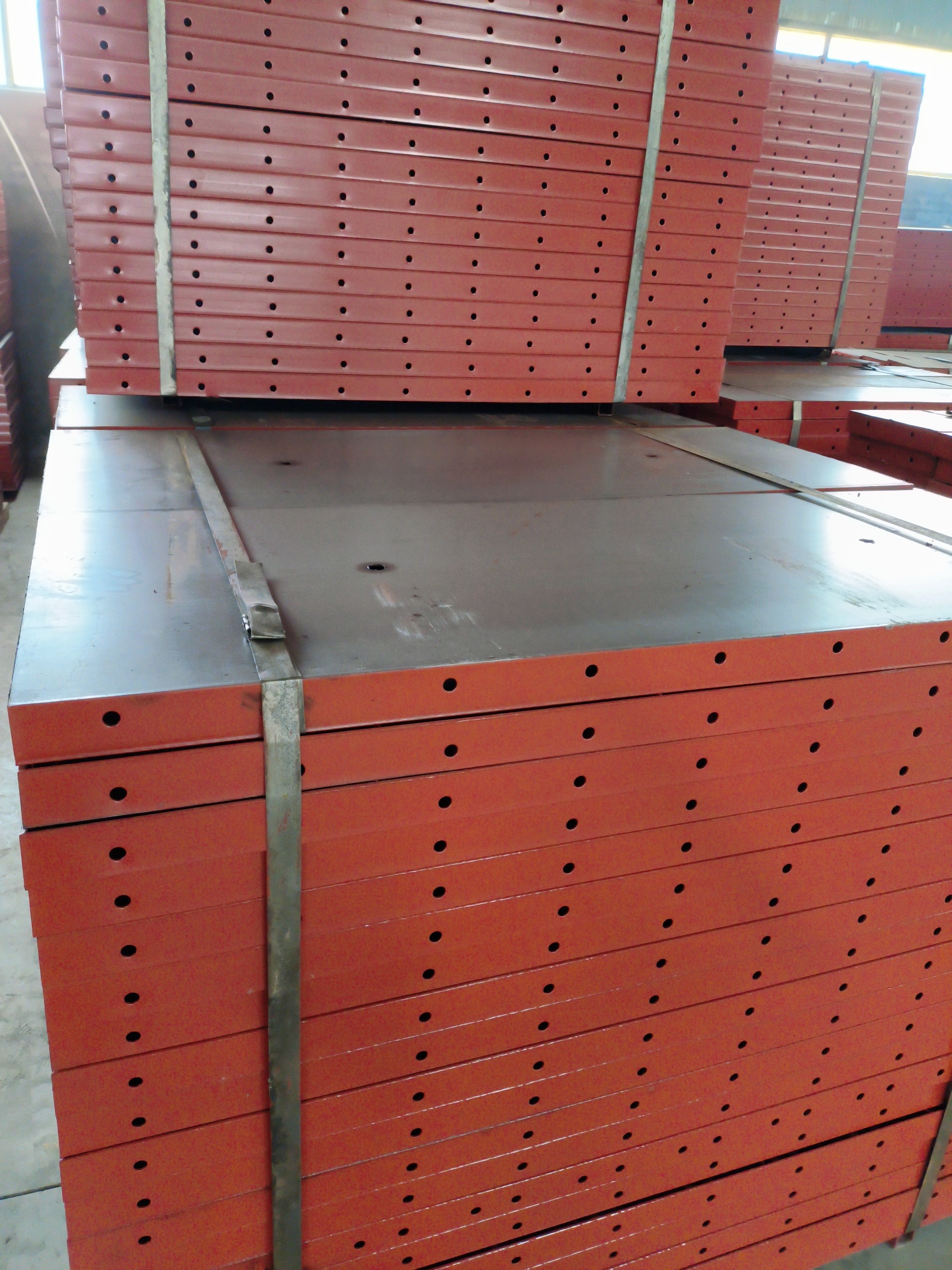 钢模板的一个显著特性就是其耐腐蚀性,能够抵御恶劣的化学环境,确保