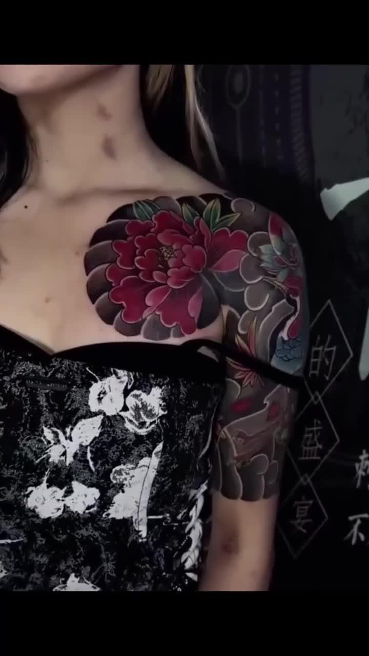 老传统半甲刺青,妹子也是挺厉害的