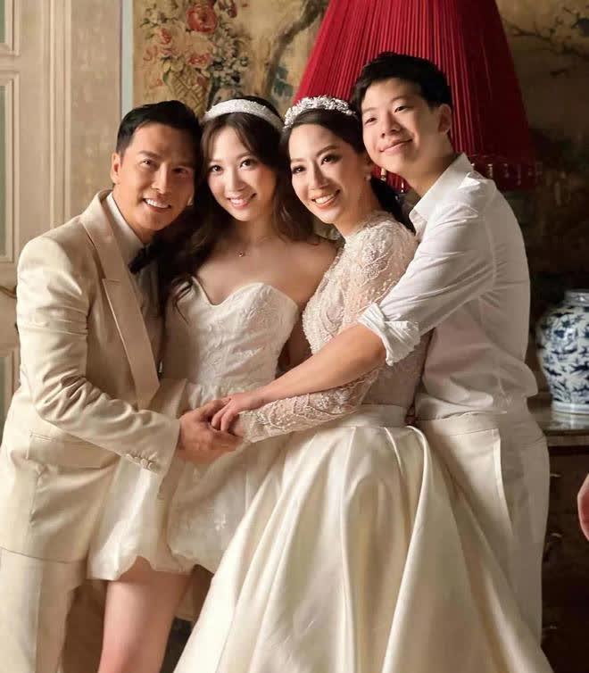 甄子丹携妻女出席活动,20岁女儿身材高挑曼妙,比妈妈还要漂亮慈善晚宴