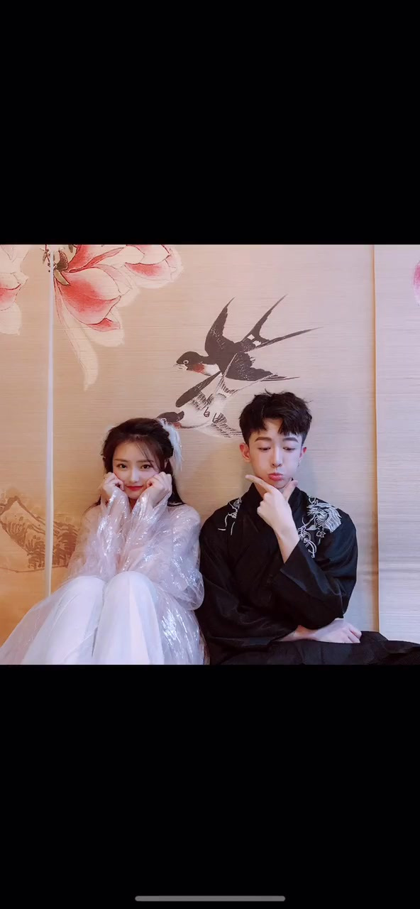 和姐姐在汉服馆拍了一组汉服姐弟照,你们说姐姐可爱还是弟弟可爱