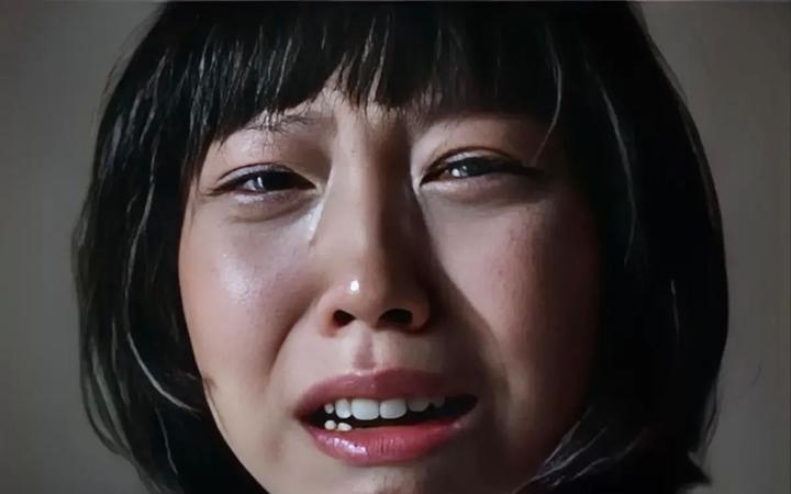 于是,快步来到客厅查看,眼前的一幕令她惊讶不已