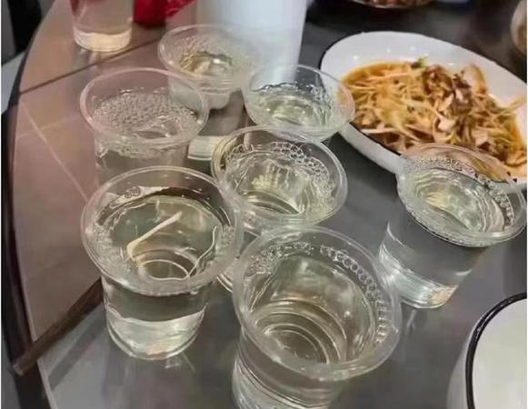 晚上,女同事请我去她家吃饭,期间我跟她老公喝了两瓶白酒,她老公醉倒