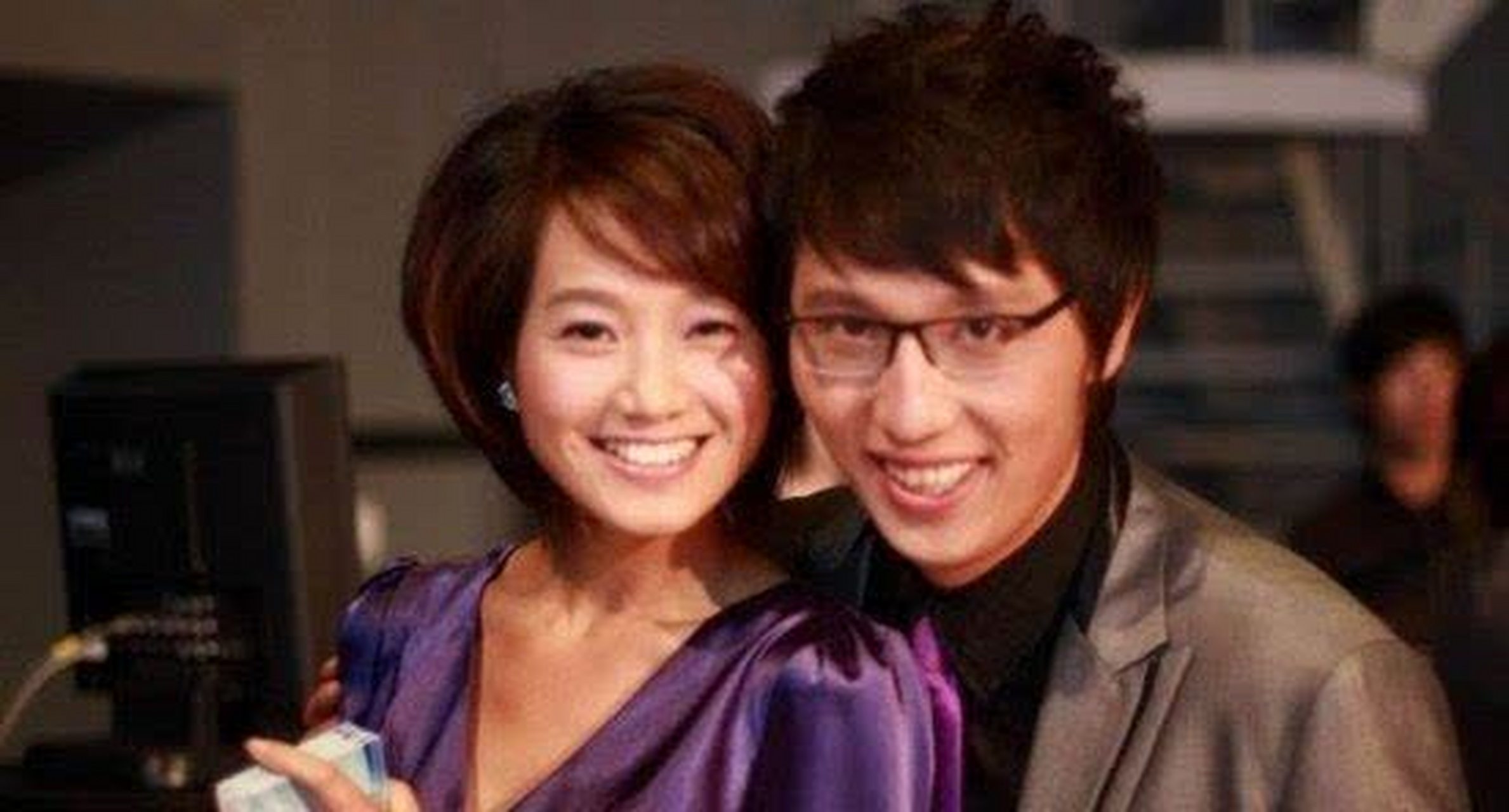 华少和朱丹的经历有点相似,他们同岁,都来自单亲家庭