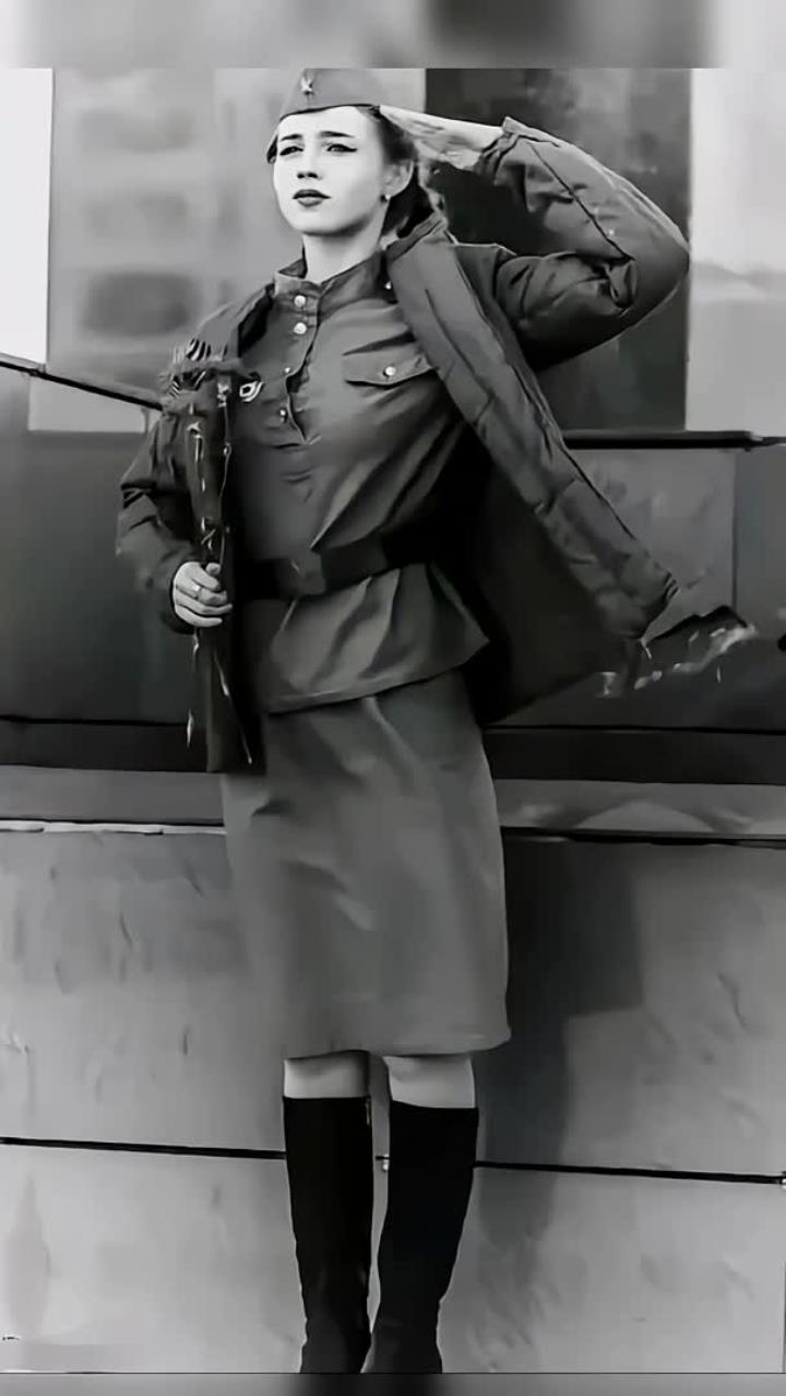1945年,苏联女兵敬礼的照片