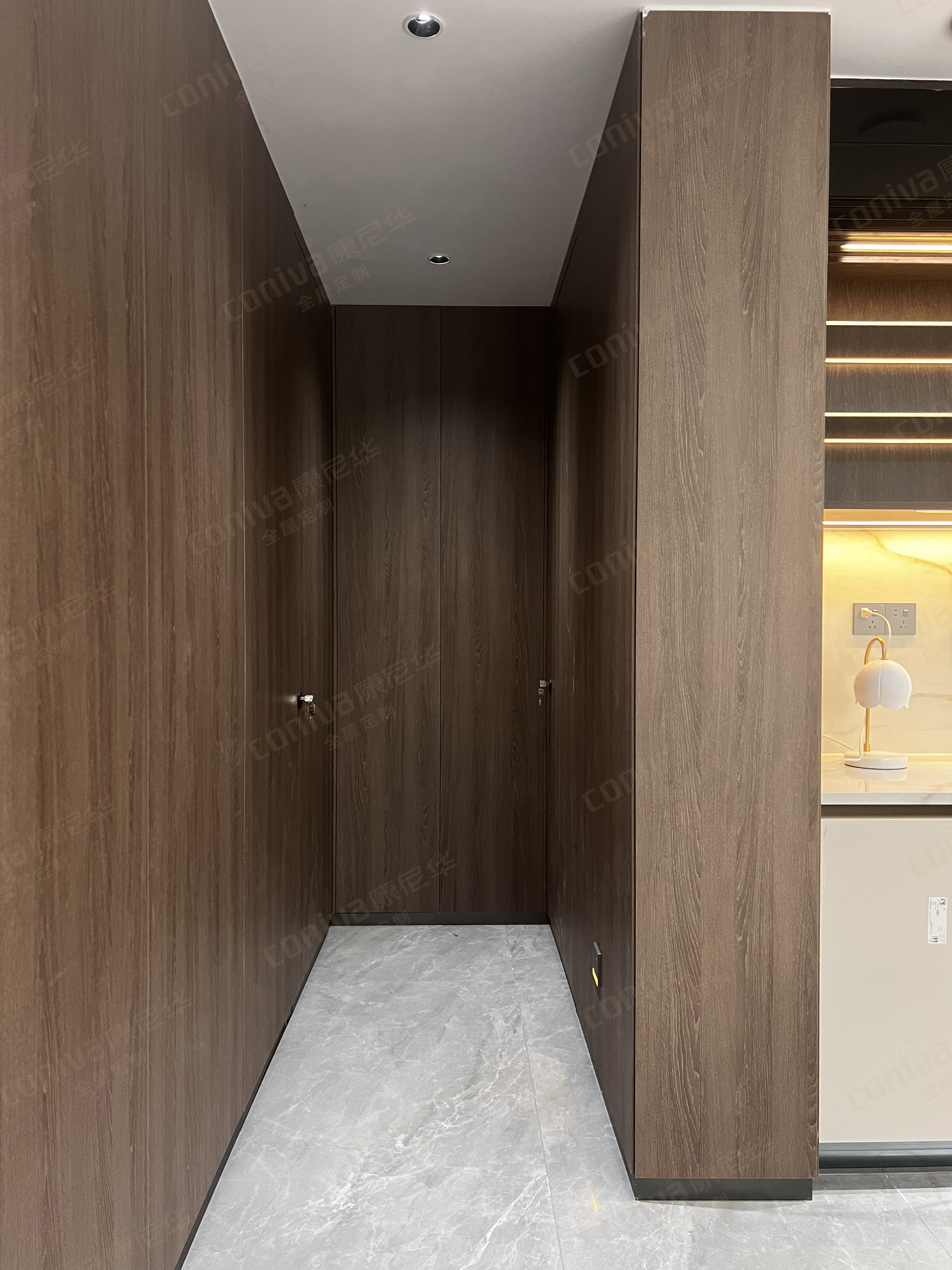 隐形门装修效果图以其极简的视觉效果和高雅的氛围,它可以巧妙地隐藏