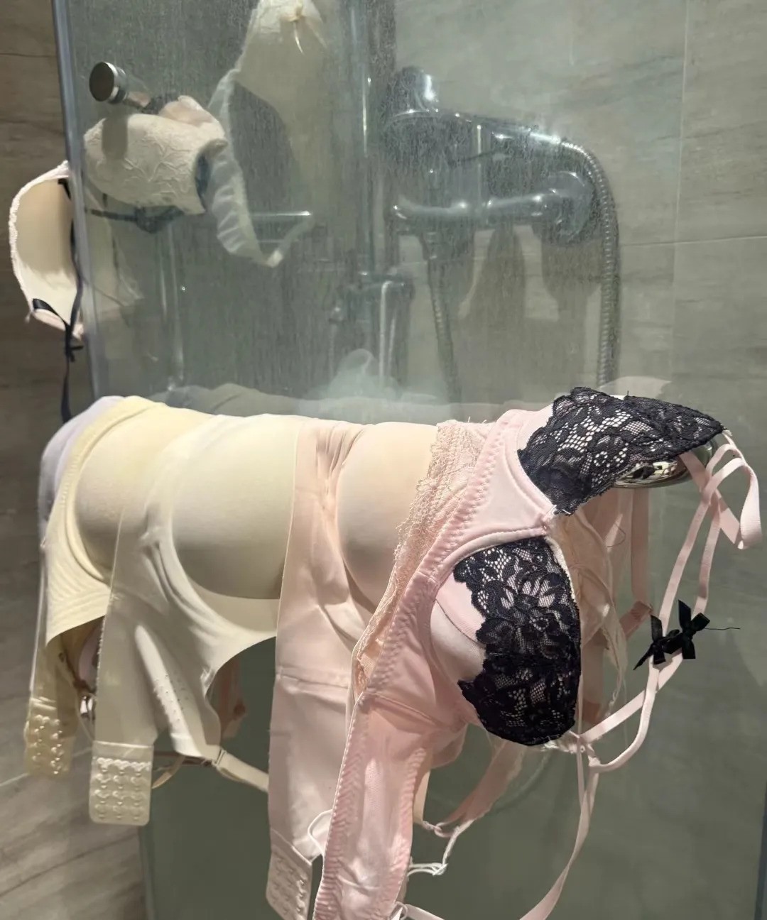 最近几天找工作暂住嫂子家,今晚第一个回来的,想去洗澡看到卫生间挂