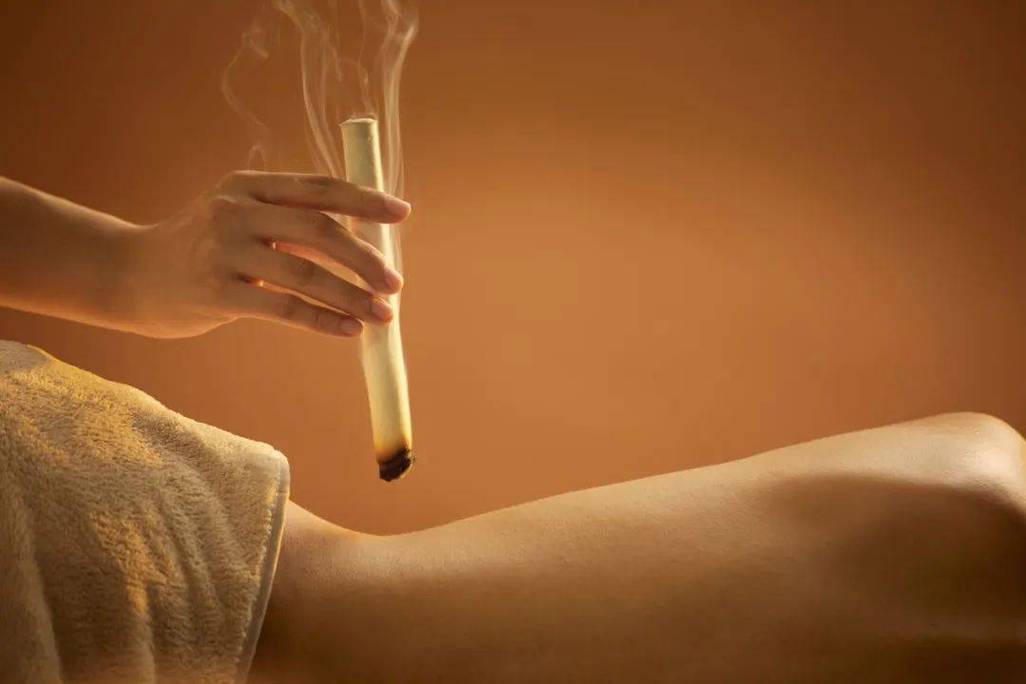 以艾养胃 艾灸利用艾的温热之性刺激人体穴位,达到调理脏腑气血的效果