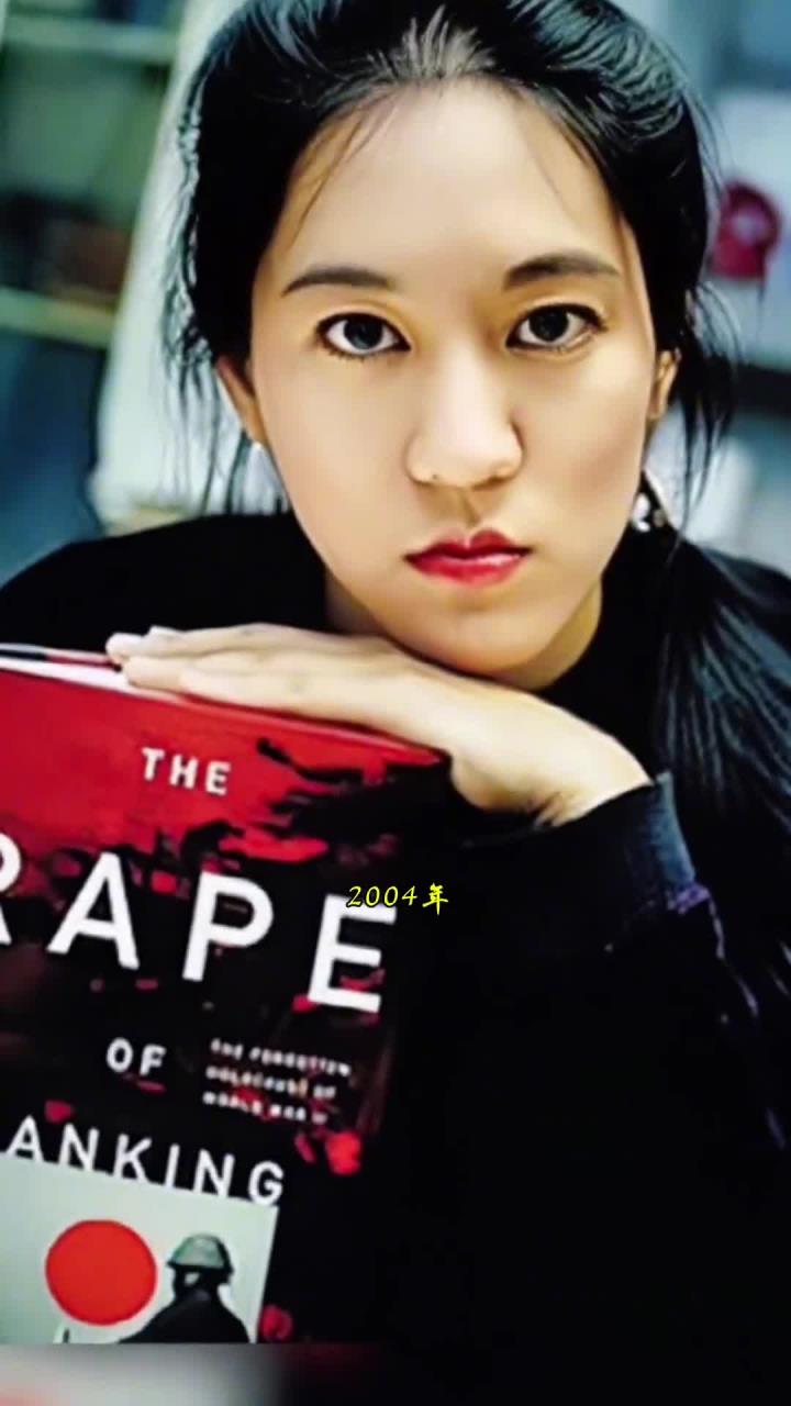 2004年,在张纯如告别仪式上,丈夫与爱妻不舍告别