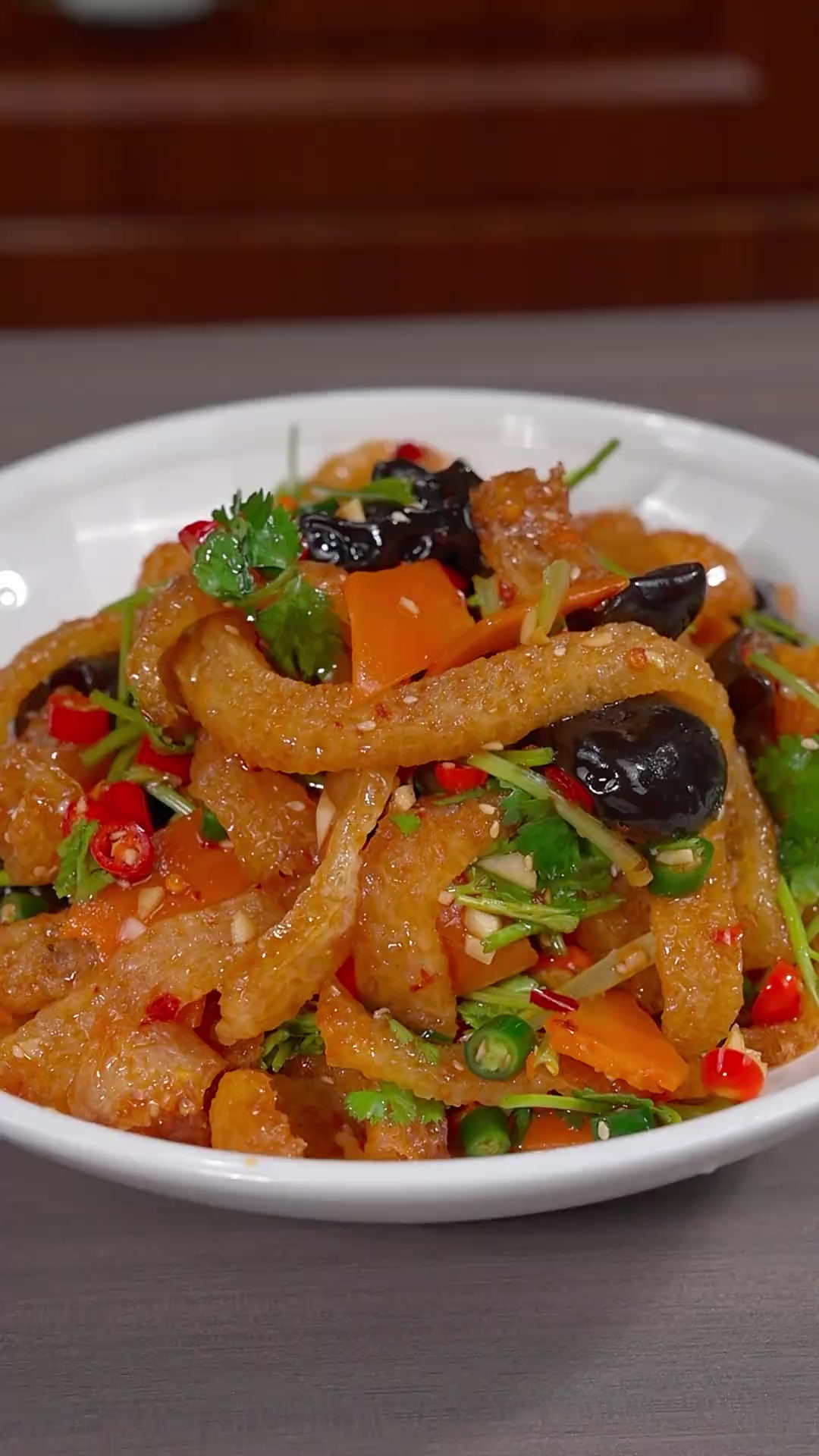 把猪皮做成凉菜,很多人都没吃过,软糯弹牙,特别好吃