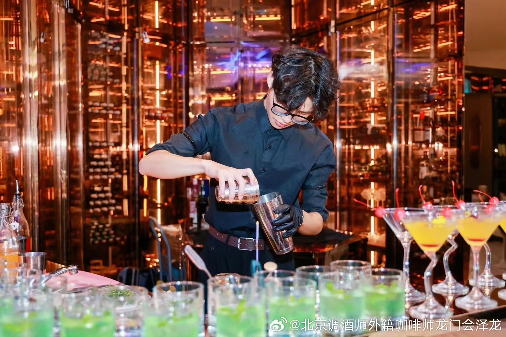 以精湛技艺调制了一系列层次丰富的鸡尾酒,并通过花式调酒表演,为来宾