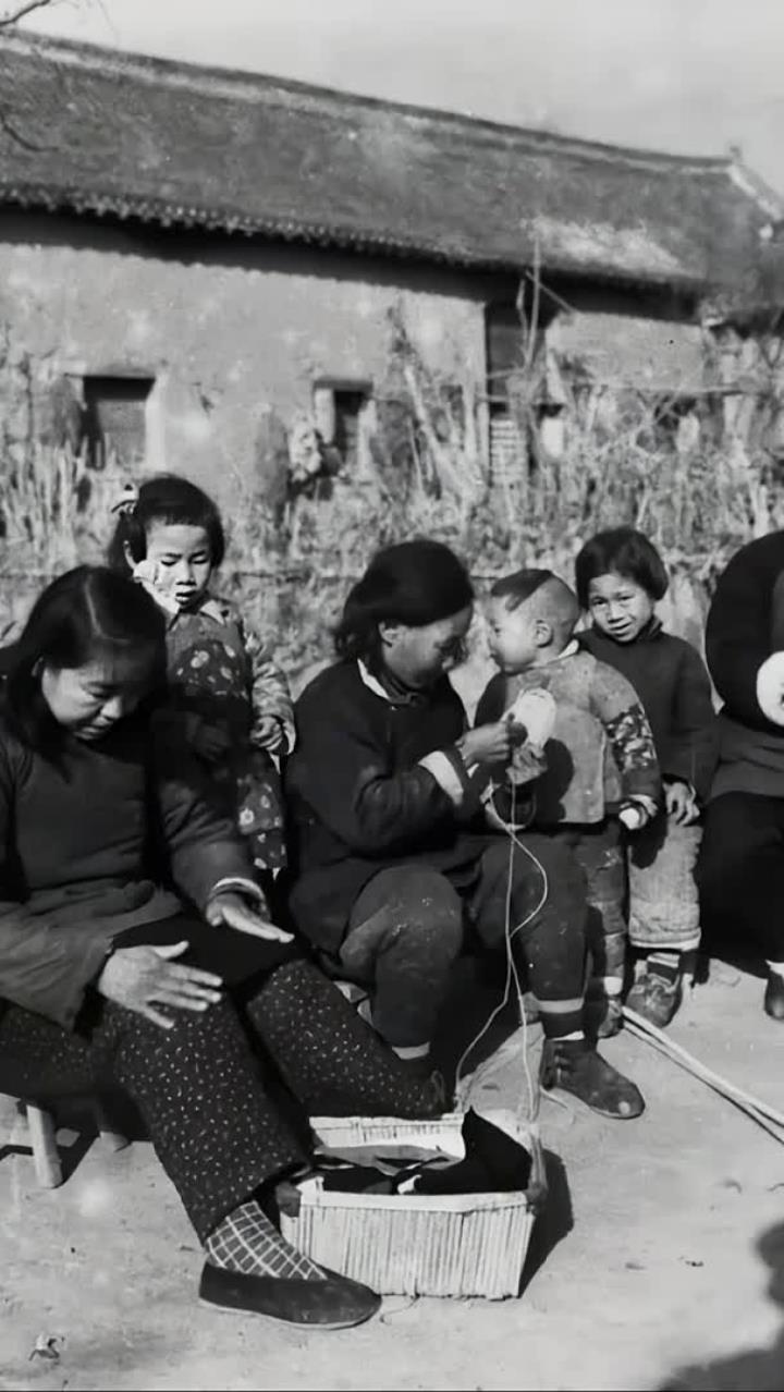 50年代,农村妇女做针线活,儿时的记忆