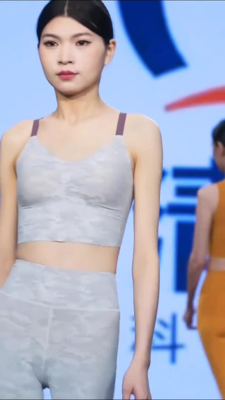 深圳内衣展上,模特秀出好身材