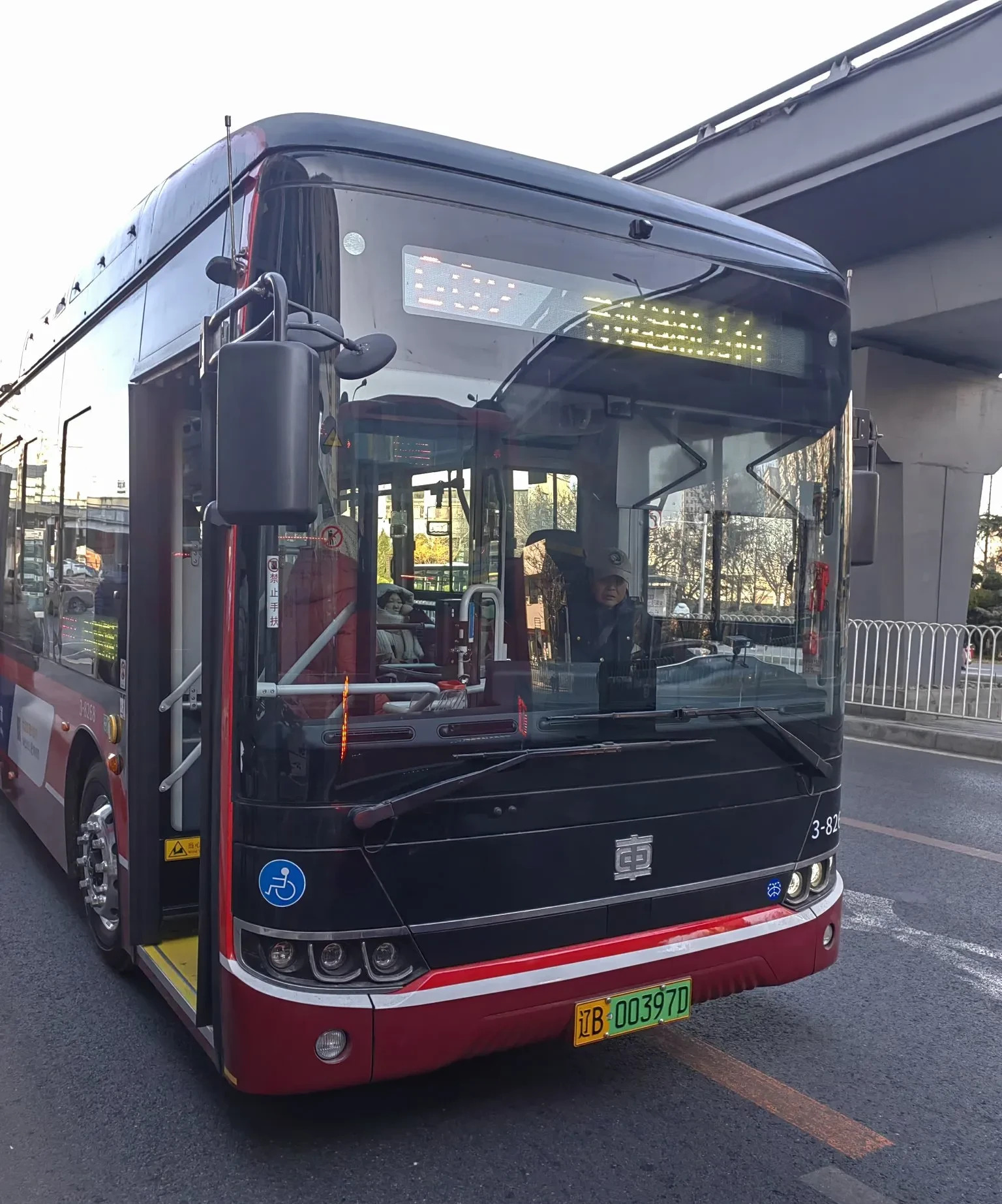 我早上坐的是602路,觉得这个车比以往小了点,幸亏那个时候人流量不