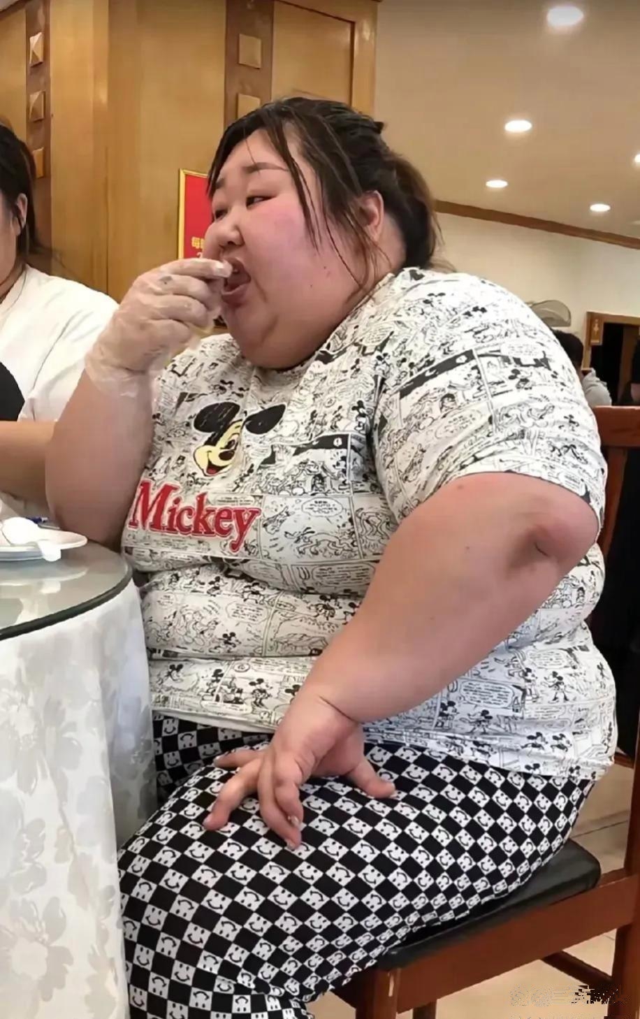 湖南一个300斤的胖妞去店里吃自助餐,她一次性将一整盆