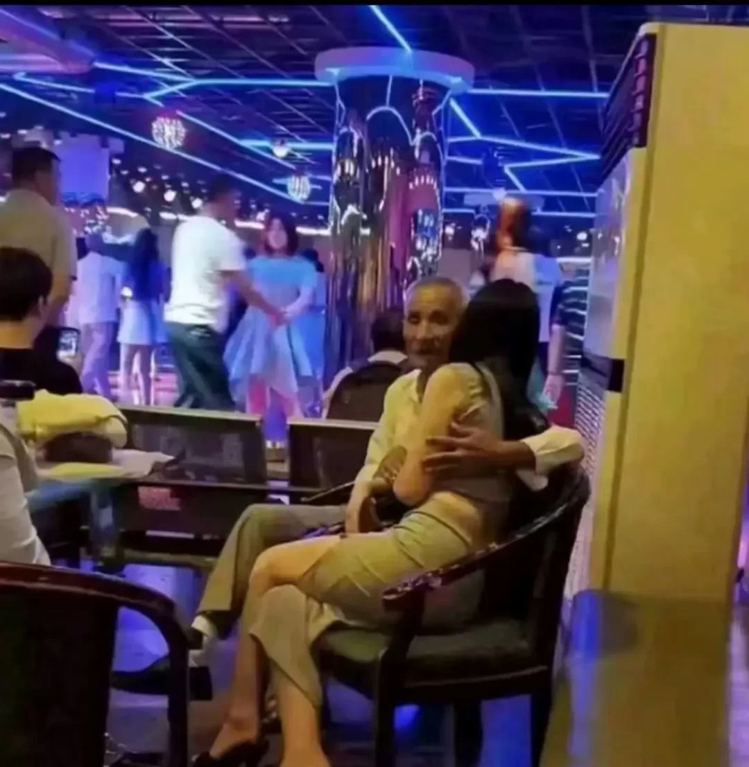 跳舞和甩大鞭的几个老头消失的原因了原来他们又迷上了去舞厅跳舞
