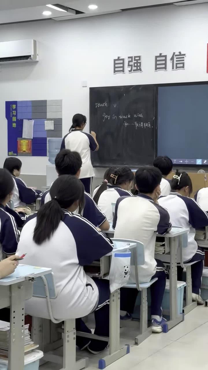 活跃的课堂,学生积极和老师互动,主动回答问题上黑板答题,课堂氛围超