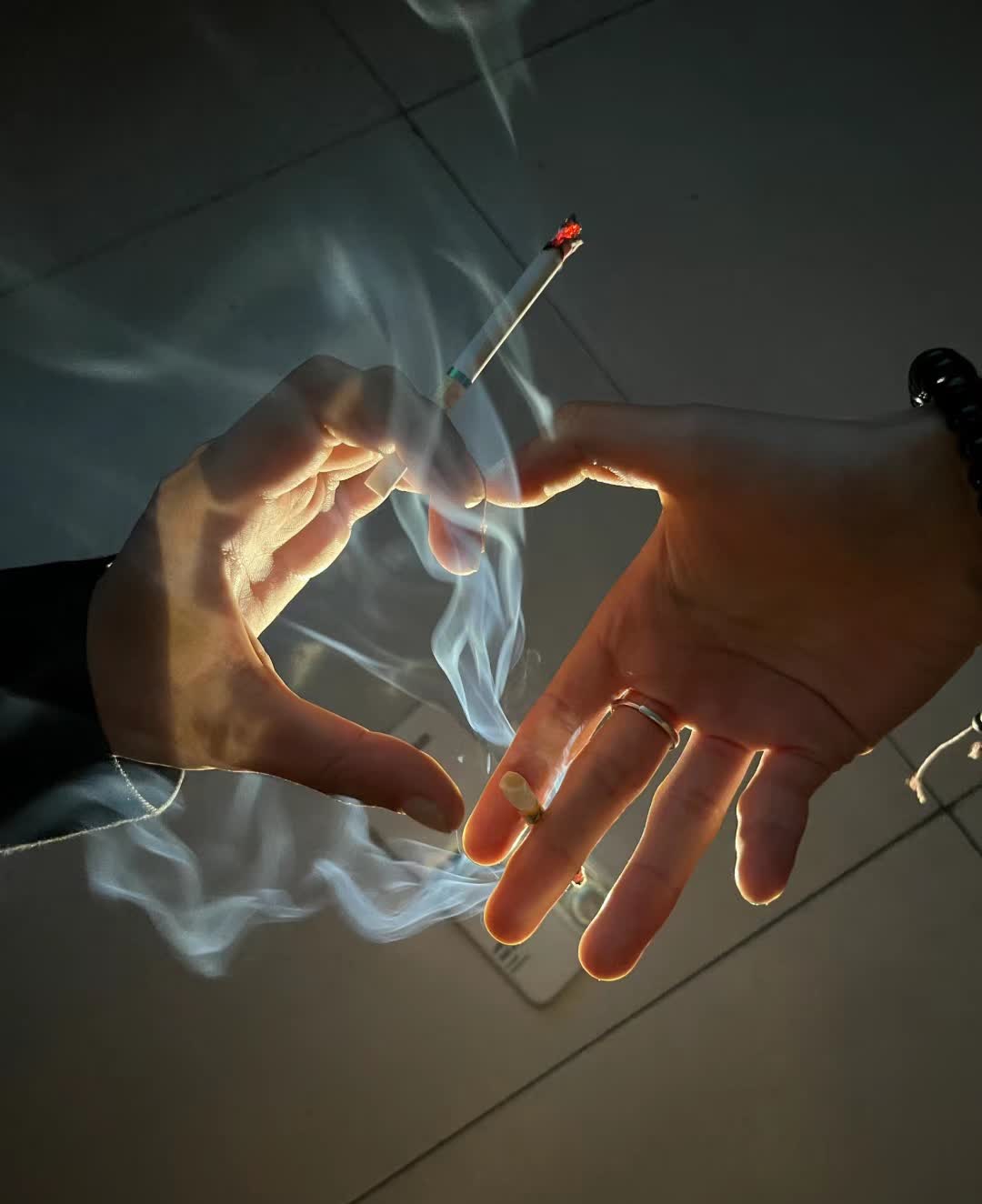 我本科,她专科,她工资三千,我工资1万5