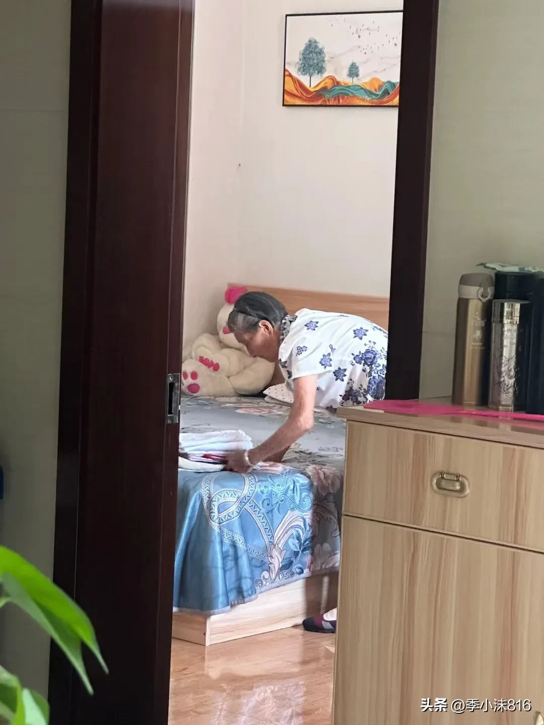 我的婆婆今年六十多了,为了帮我照顾孩子,来这里也一年了,我每次下